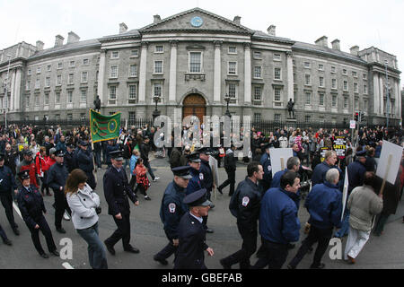 Tausende von Beschäftigten des öffentlichen Sektors gehen heute am Trinity College in Dublin vorbei, um über den Umgang der Regierung mit der Rezession zu demonstrieren. Stockfoto