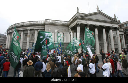 Tausende von Beschäftigten des öffentlichen Sektors gehen heute am Trinity College in Dublin vorbei, um über den Umgang der Regierung mit der Rezession zu demonstrieren. Stockfoto