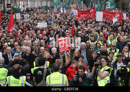 Tausende öffentlicher Einrichtungen gehen heute auf die Straßen von Dublin, um über den Umgang der Regierung mit der Rezession zu demonstrieren. Stockfoto