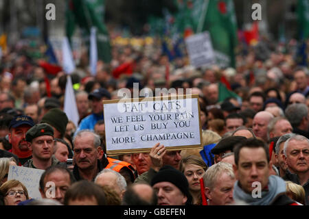 Tausende öffentlicher Einrichtungen gehen heute auf die Straßen von Dublin, um über den Umgang der Regierung mit der Rezession zu demonstrieren. Stockfoto