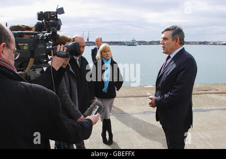 Premierminister Gordon Brown spricht heute an der Anlegestelle am City Terminal in den westlichen Docks von Southampton mit den Medien. Stockfoto