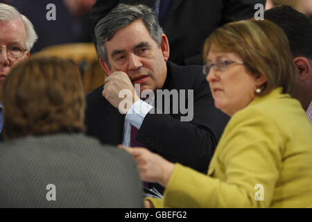 Premierminister Gordon Brown und Innenministerin Jacqui Smith (rechts) sprechen heute am City Terminal in den westlichen Docks von Southampton mit Mitgliedern der Gemeinde. Stockfoto