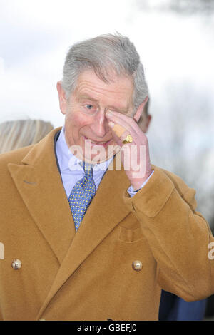 Der Prinz von Wales bei einem Besuch im Rural Skills Center in Cirencester, Gloucestershire. Stockfoto