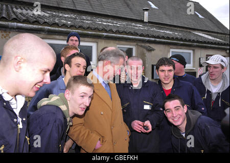 Der Prinz von Wales posiert für ein Bild mit Auszubildenden während eines Besuchs im Rural Skills Center in Cirencester, Gloucestershire. Stockfoto