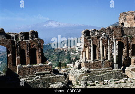 Geographie / Reisen, Italien, Sizilien, Taormina, Griechisch - Römisches Theater, Bj.: 3 v. Chr. von Griechen, umgebaut: 1. Jh. n. Chr. von Römern, Ätna im Hintergrund, Additional-Rights-Clearences-not available Stockfoto