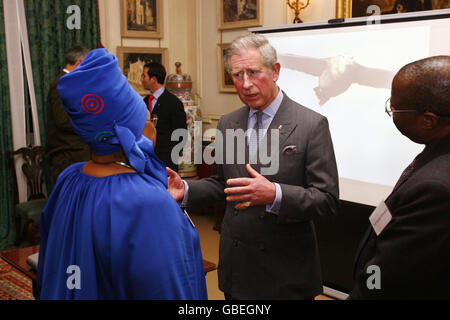 Der Prinz von Wales spricht mit dem südafrikanischen Hochkommissar Dr. Lindiwe Mabuza während eines Empfangs, um im Clarence House im Zentrum von London ein bahnbrechendes Programm zur Reduzierung der Zahl der durch die Fischerei getöteten Seevögel zu diskutieren, das Hoffnung für die bedrohten Albatrosse der Welt bieten könnte. Stockfoto