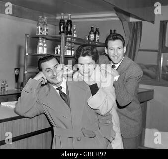 In einer Bar am Flughafen London warteten Vic Lewis (links), Sylvia Drew und Dean Raymond von seiner Band. Sie waren mit der Band auf dem Weg nach Johannesburg, Südafrika. Stockfoto