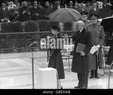 Königin Elizabeth II. Bei der Enthüllung des nationalen Denkmals für ihren Vater, den verstorbenen König George VI., in Carlton Gardens, London. Von ihr ist der Herzog von Gloucester. Die Statue, die die Mall und St James's Park überblickt, zeigt den König in Marineuniform. Es ist das Werk des schottischen Bildhauers William McMillan. Stockfoto