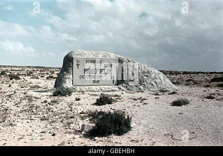 Geographie / Reisen, Ägypten, El Alamein, Gedenkstein, errichtet am 23.10.1942 zur Erinnerung an die Schlacht im Zweiten Weltkrieg, Schild Warnung vor einem deutschen Minenfeld, Foto aufgenommen 1956, Zusatzrechte-Clearences-nicht vorhanden Stockfoto