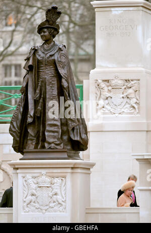 Die britische Königin Elizabeth II. (Rechts) geht an einer Statue der Queen Mother vorbei, nachdem sie in der Mall im Zentrum Londons enthüllt wurde. Stockfoto