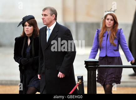 Der Herzog von York mit seinen Töchtern Prinzessin Eugenie (links) und Prinzessin Beatrice bei der Enthüllung einer Statue der Queen Mother in der Mall im Zentrum Londons. Stockfoto