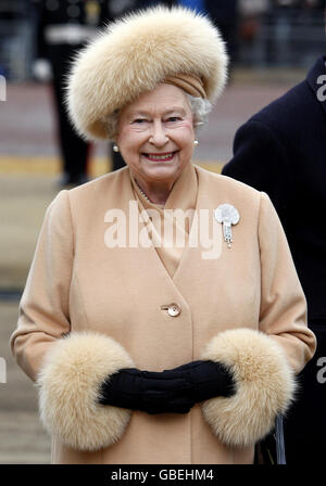 Die britische Königin Elizabeth II. Bei der Enthüllung einer Statue der Königin-Mutter in der Mall im Zentrum Londons. Stockfoto