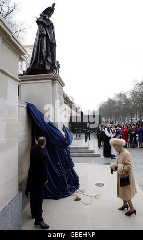 Die britische Königin Elizabeth II. Enthüllt eine Statue der Königin Mutter in der Mall im Zentrum von London. Stockfoto