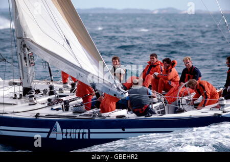 AJAXNETPHOTO. 1986. FREMANTLE, AUSTRALIEN. -AMERIKAS CUP 1986 - AZZURRA (ES). FOTO: JONATHAN EASTLAND/AJAX. REF: 866104 Stockfoto