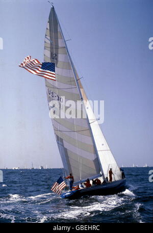 AJAXNETPHOTO.1983.NEWPORT, RHODE ISLAND, USA. -AMERICA'S CUP - FREIHEIT, 1980-SIEGER, SEGELN VOR NEWPORT, RI FOTO: ADRIAN MORGAN/AJAX. REF: 837415 Stockfoto