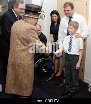 Königin Elizabeth II. Trifft George Taylor, den 9-jährigen, nachdem sie offiziell das neue britische Legion-Hauptquartier in Südlondon eröffnet hat. Stockfoto