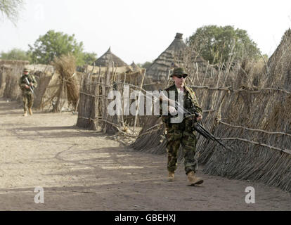 Mitglieder des 99. Infanterie-Bataillons der irischen Streitkräfte Patrouille im Dorf Kerfi in der Region Goz Beida im Tschad während einer EUFOR-Friedensmission. Stockfoto