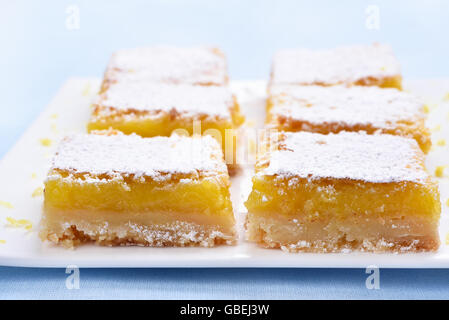 Dessert Zitrone Quadrate auf Platte Stockfoto