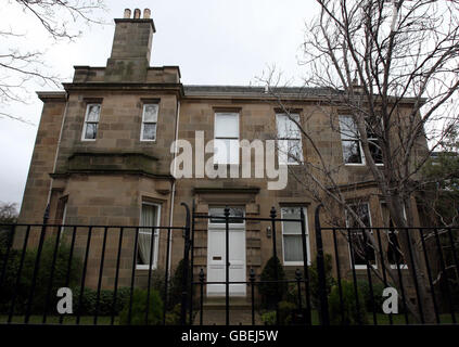 Ein allgemeiner Blick auf das Haus von Sir Fred Goodwin in Edinburgh. Gordon Brown äußerte heute seine „Wut“ über die 693,000-Jahresrente, die dem ehemaligen Chef der Royal Bank of Scotland, Sir Fred Goodwin, zugesprochen wurde, die der Premierminister als „nicht zu rechtfertigen und inakzeptabel“ bezeichnete. Stockfoto