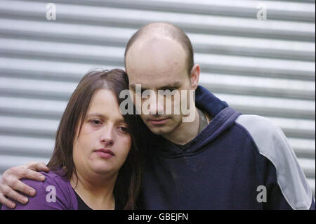 Emma Williams und ihre Partnerin Gareth Forbes aus Bolton, deren Kind noch in ihrem Auto war, als es ihnen gestern gestohlen wurde. Stockfoto