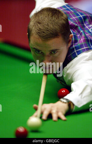 Snooker - Embassy World Championship 2004. Stephen Hendry in Aktion während seines zweiten Runden-Spiels gegen Barry Pinches Stockfoto