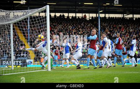 Fußball - Barclays Premier League - Blackburn Rovers gegen Aston Villa - Ewood Park. James Milner von Aston Villa (Hintergrund, zweiter von rechts) erzielt das Eröffnungziel des Spiels Stockfoto