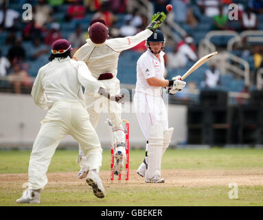 Englands Ian Bell wird von West Indies' Denesh Ramdin beim Bowling von Sulieman Benn beim ersten Test im Sabina Park, Kingston, Jamaika, hinter sich gelassen. Stockfoto