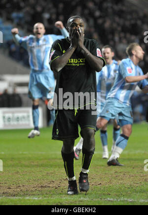 Sylvan Ebanks Blake von Wolves reagiert nach seiner verpassten Strafe in der letzten Minute während des Coca Cola Championship-Spiels in der Ricoh Arena in Coventry. Stockfoto