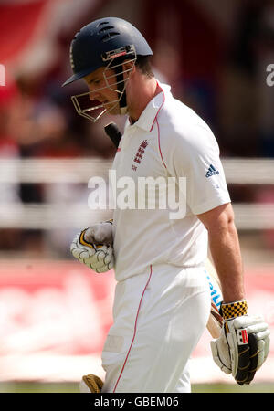 England Kapitän Andrew Strauss verlässt das Feld, nachdem er von West Indies' Jerome Taylor während des ersten Tests im Sabina Park, Kingston, Jamaika, entlassen wurde. Stockfoto