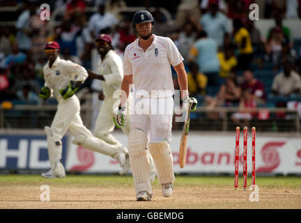 Cricket - erster Test - Tag vier - Westindien gegen England - Sabina Park - Kingston - Jamaika. Der englische Andrew Flintoff wird von Fidel Edwards von West Indies während des ersten Tests im Sabina Park, Kingston, Jamaika, gewogen. Stockfoto