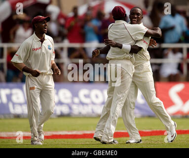 Cricket - erster Test - Tag vier - Westindien gegen England - Sabina Park - Kingston - Jamaika. Der englische Andrew Flintoff wird von Fidel Edwards von West Indies während des ersten Tests im Sabina Park, Kingston, Jamaika, gewogen. Stockfoto
