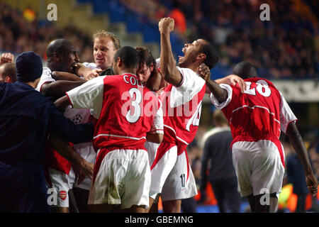 Fußball - UEFA Champions League - Viertelfinale - Erstes Teilstück - Chelsea gegen Arsenal. Robert Pires (c) von Arsenal feiert sein Tor mit Teamkollegen (l-r) Sol Campbell, Dennis Bergkamp, Ashley Cole und Thierry Henry Stockfoto