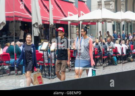 Widerspiegeln Sie, dass London bietet einen Moment der Reflexion im großen Spiegel auf Ostfassade des Gebäudes Markt in Covent Garden, London Stockfoto