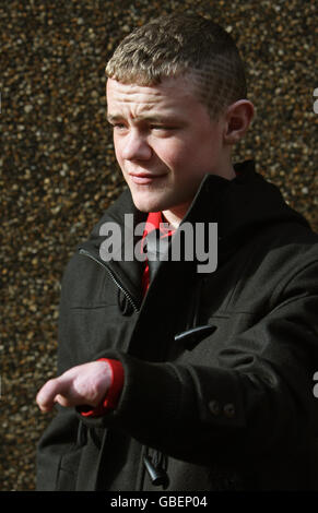 Connor McIntyre, 12, aus Corby, außerhalb der Royal Courts of Justice, London, wo eine Gruppe von Familien eine Schadenersatzklage über mehrere Millionen Pfund gegen den Corby Borough Council einbringt. Stockfoto