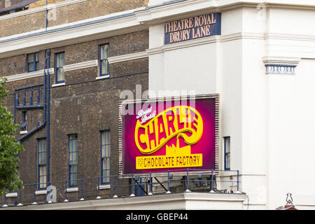 Zeichen, die Förderung von Roald Dahls Charlie und die Schokoladenfabrik im Theater Royal Drury Lane, London im Juli Stockfoto