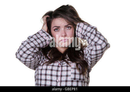 Verschlafenes aussehendes Modell ist nur in der früh aufgewacht.  Natürliche Frau im Schlafanzug Langarm mit Rüschen ihr Haar.  Isoliert auf einem wh Stockfoto