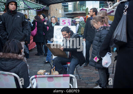 Karikaturist arbeiten in Camden ist Stables Market Stockfoto