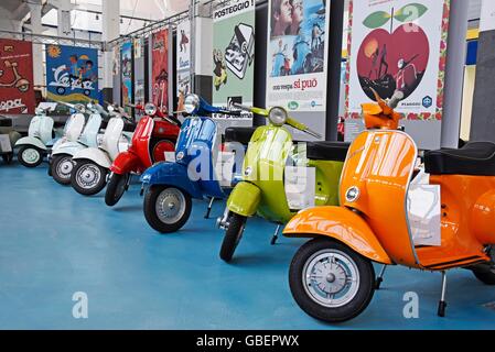 historische Roller, Scooter, Vespa, Fahrzeug Museo Piaggio, Museum, Pontedera, Provinz Pisa, Toskana, Italien Stockfoto