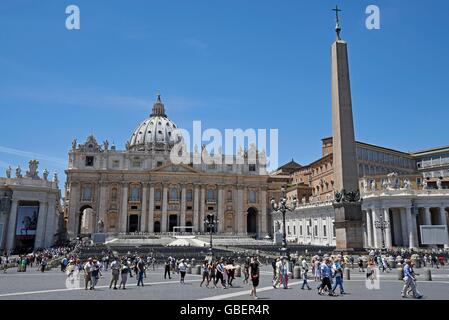 Touristen, Basilica di San Pietro, St. Peter Basilika, Basilika, Piazza di San Pietro, St Peter Square, St Peter, Square, Vatikan Stockfoto