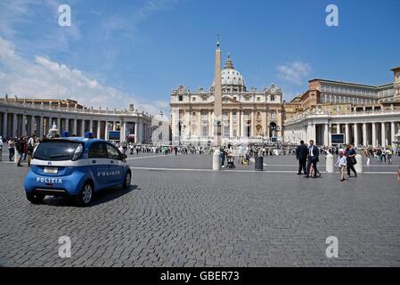 Polizei-Auto, Polizei, Touristen, Basilica di San Pietro, St. Peter Basilika, Basilika, Piazza di San Pietro, St Peter Square, St Peter, Square, Vatikan Stockfoto
