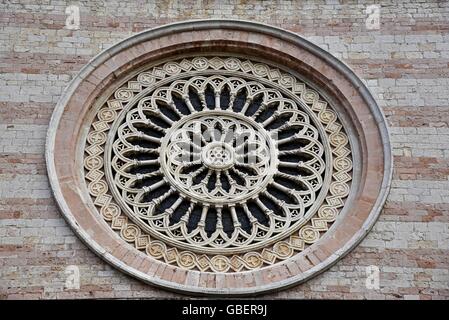 Fenster, Santa Chiara, Basilika, Kirche, Assisi, Provinz Perugia, Umbrien, Italien Stockfoto