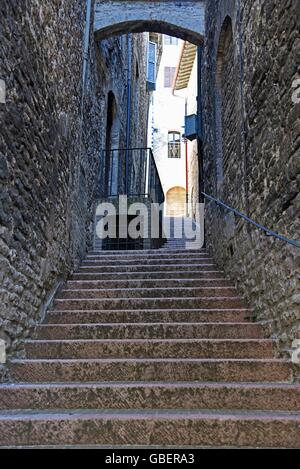 steile Treppen, Treppen, Gasse, Altstadt, Assisi, Provinz Perugia, Umbrien, Italien Stockfoto
