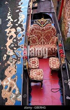 rote Sitze, Ornamente, Reflexion von Licht, Wasser, Reflexion, Gondel, Kanal, Venedig, Venezia, Veneto, Italien Stockfoto