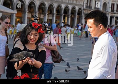 Touristen, Tauben füttern, Fütterung, Piazza di San Marco, San Marco, quadratisch, Venedig, Venezia, Veneto, Italien Stockfoto