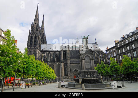 Denkmal für Urban II, vor der Kathedrale von Clermont-Ferrand, Place De La Victoire, Clermont-Ferrand, Auvergne, Frankreich / Cathedrale Notre-Dame-de-Assomption de Clermont-Ferrand, französische Nationaldenkmal Stockfoto