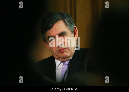 Premierminister Gordon Brown während seiner monatlichen Pressekonferenz in der Downing Street 10, London. Stockfoto