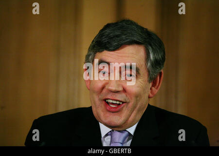 Premierminister Gordon Brown während seiner monatlichen Pressekonferenz in der Downing Street 10, London. Stockfoto