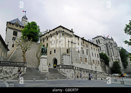 Denkmal von Josef und Xavier de Maistre, Chambery Burg, ehemaliges Schloss der Herzöge von Savoja, Chambery, Rhône-Alpes, Frankreich / Chateau Chambery Stockfoto