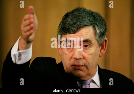 Premierminister Gordon Brown während seiner monatlichen Pressekonferenz in der Downing Street 10, London. Stockfoto