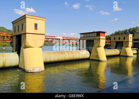 Lauf des Flusses Kraftwerk, Stausee Lake Hengstey, Fluss Ruhr zwischen Herdecke und Hagen, Nordrhein-Westfalen, Deutschland / Hengsteysee Stockfoto